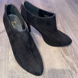 Mari A zip up ankle heel suede bootie - Black. Size 8 NWOB
